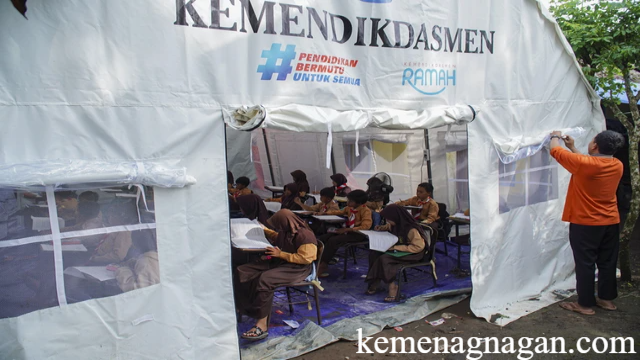 Dinas Pendidikan serta Kebudayaan Menyiapkan Tenda Darurat untuk Sekolah
